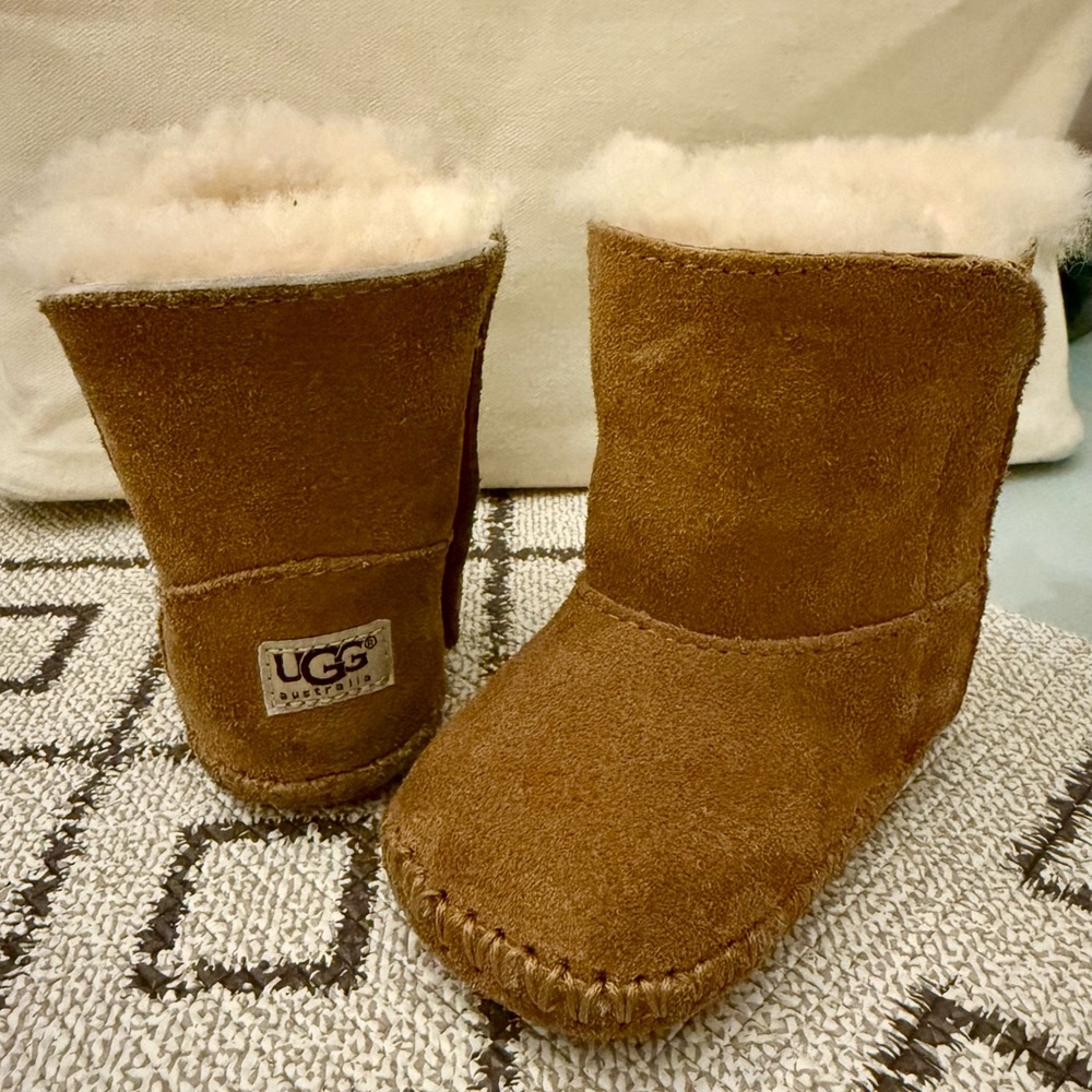 Baby Ugg size 2/3 chestnut color